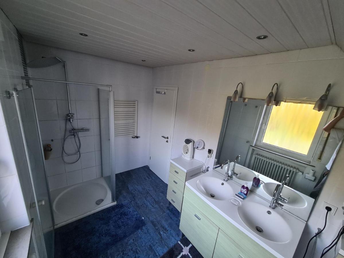 Geraeumiges Ferienhaus In Bad Salzuflen Mit Einfacher Ausstattung, Fuer Geschaeftsreisende, Gruppen Oder Familien Geeignet, 4 Schlafzimmer Екстериор снимка