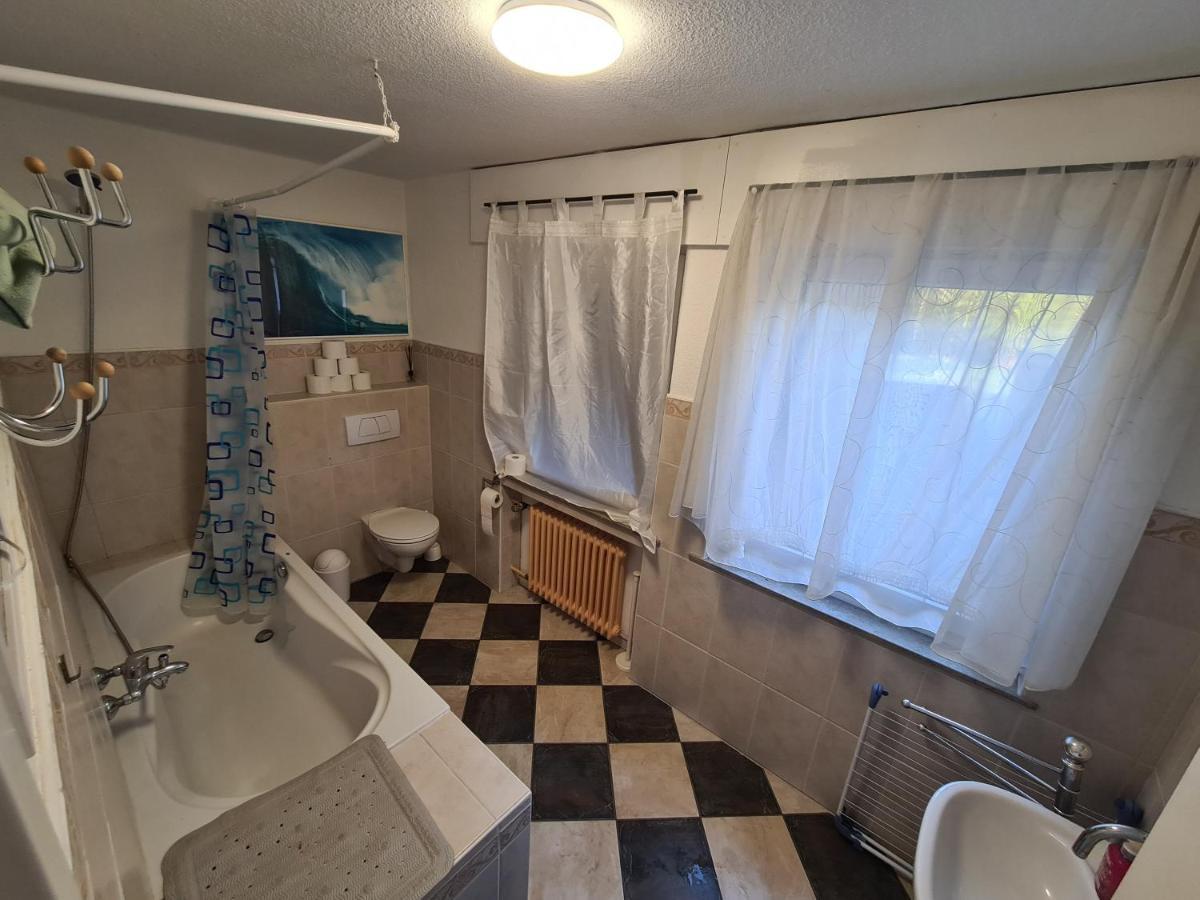 Geraeumiges Ferienhaus In Bad Salzuflen Mit Einfacher Ausstattung, Fuer Geschaeftsreisende, Gruppen Oder Familien Geeignet, 4 Schlafzimmer Екстериор снимка