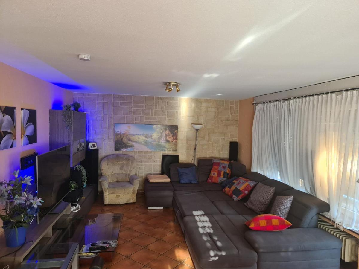 Geraeumiges Ferienhaus In Bad Salzuflen Mit Einfacher Ausstattung, Fuer Geschaeftsreisende, Gruppen Oder Familien Geeignet, 4 Schlafzimmer Екстериор снимка