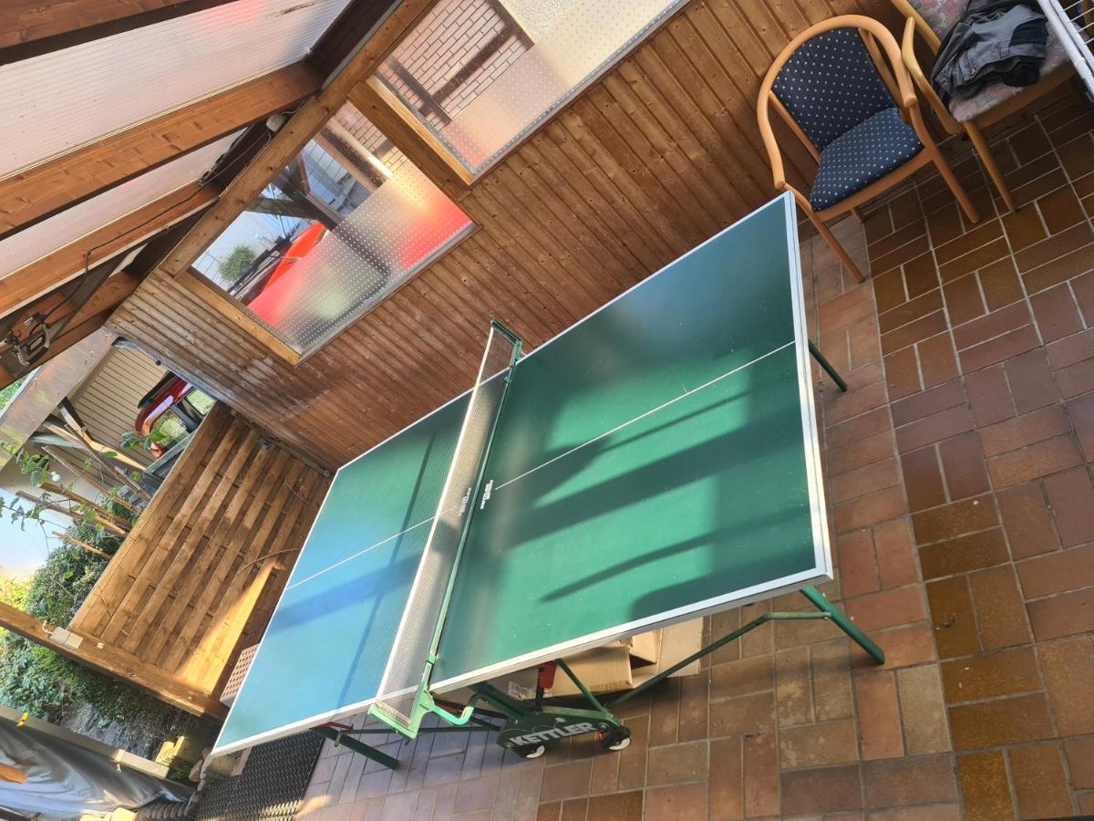 Geraeumiges Ferienhaus In Bad Salzuflen Mit Einfacher Ausstattung, Fuer Geschaeftsreisende, Gruppen Oder Familien Geeignet, 4 Schlafzimmer Екстериор снимка