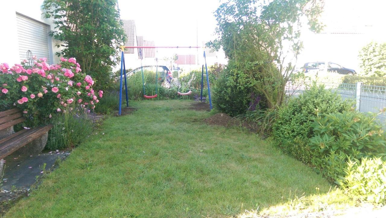 Geraeumiges Ferienhaus In Bad Salzuflen Mit Einfacher Ausstattung, Fuer Geschaeftsreisende, Gruppen Oder Familien Geeignet, 4 Schlafzimmer Екстериор снимка