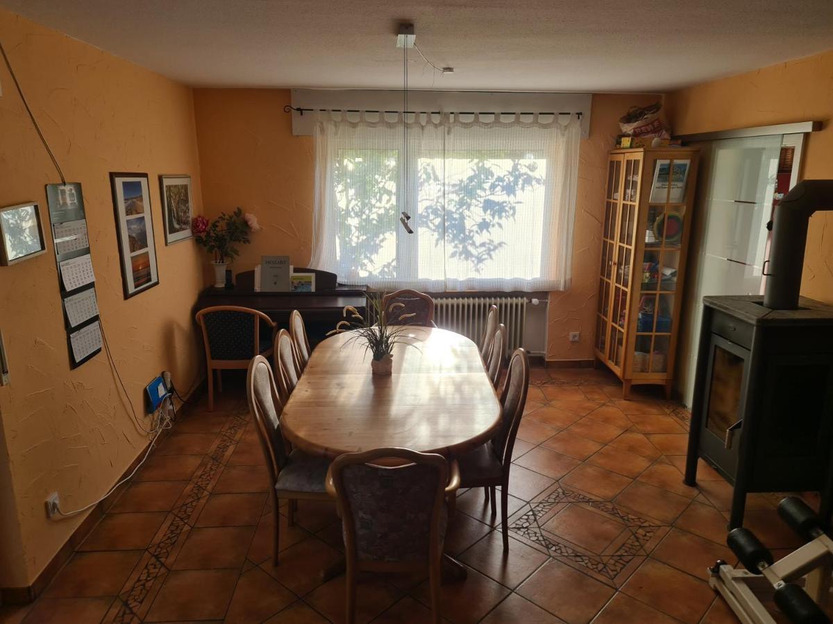 Geraeumiges Ferienhaus In Bad Salzuflen Mit Einfacher Ausstattung, Fuer Geschaeftsreisende, Gruppen Oder Familien Geeignet, 4 Schlafzimmer Екстериор снимка