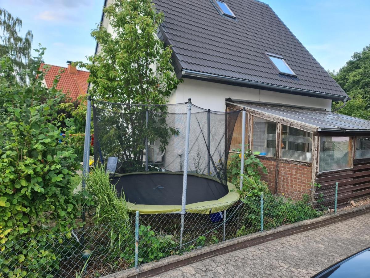 Geraeumiges Ferienhaus In Bad Salzuflen Mit Einfacher Ausstattung, Fuer Geschaeftsreisende, Gruppen Oder Familien Geeignet, 4 Schlafzimmer Екстериор снимка